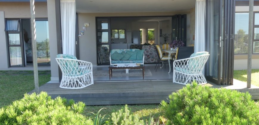 IMMACULATE 2 BEDROOM FREESTANDING HOUSE WITH SEA VIEWS.