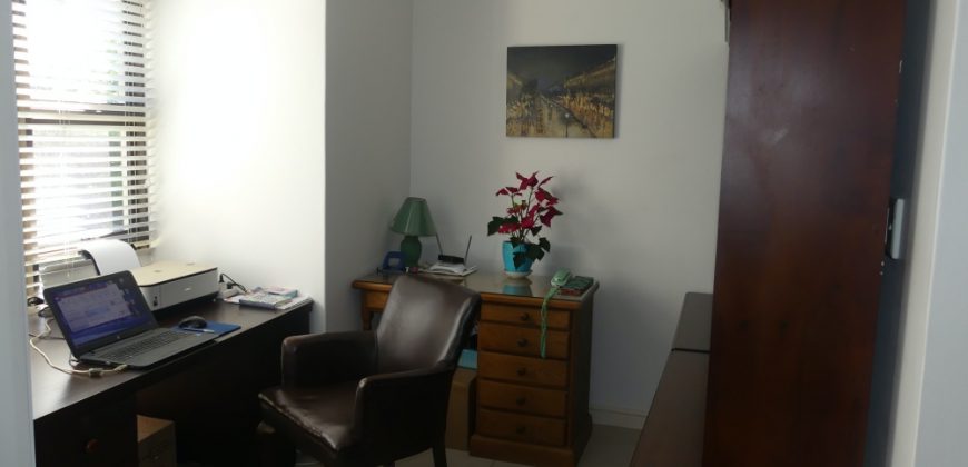 IMMACULATE 2 BEDROOM FREESTANDING HOUSE WITH SEA VIEWS.