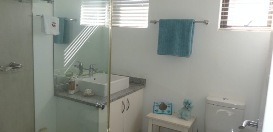 IMMACULATE 2 BEDROOM FREESTANDING HOUSE WITH SEA VIEWS.